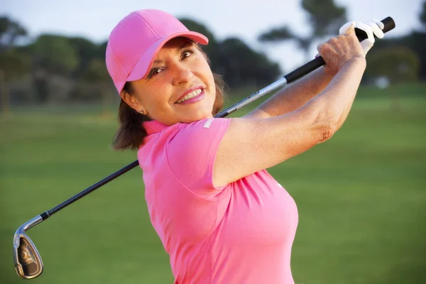 Beautiful senior female golf player — Stock Photo, Image