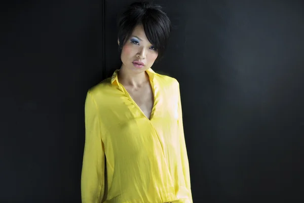 Ασιατική γυναίκα σε κίτρινο πουκάμισο — Φωτογραφία Αρχείου