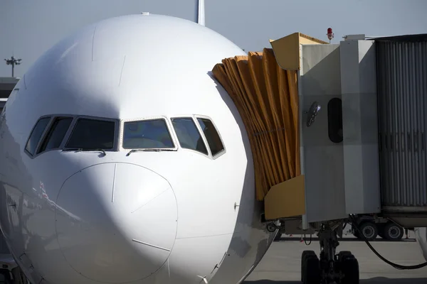 Vliegtuigen neus op luchthaven — Stockfoto