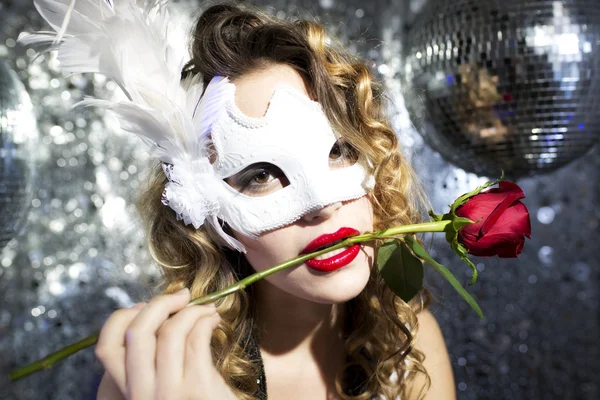 Eine schöne sexy Frau mit venezianischer Karnevalsmaske und Rose — Stockfoto
