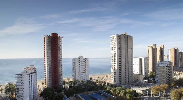 Kusten och hög upphov skyline över benidorm — Stockfoto