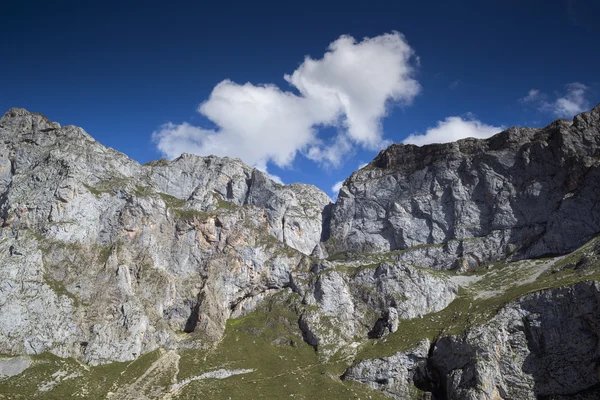 Montañas en los picos de europa, España — Foto de Stock