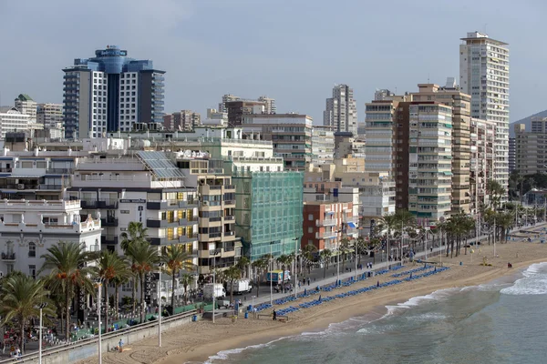 Kusten och hög upphov skyline över benidorm — Stockfoto