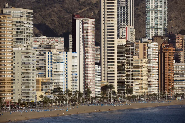 Kusten och hög upphov skyline över benidorm — Stockfoto