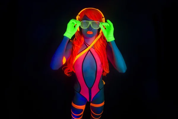 Seksi neon uv kızdırma dansçı