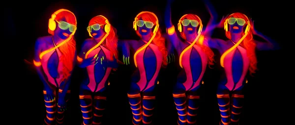 Sexy neon uv záře tanečnice — Stock fotografie