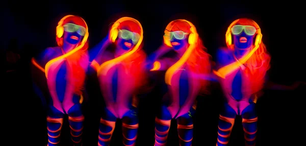 Sexy neon UV-gloed danser — Stockfoto