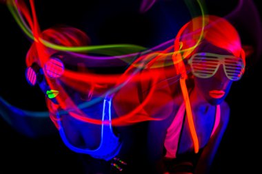 Kadın disko dansçılar