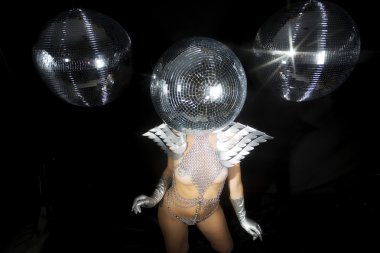 Çarpıcı seksi discoball baş kadın