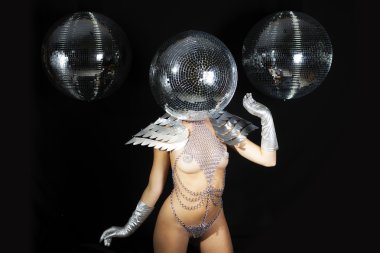 Çarpıcı seksi discoball baş kadın