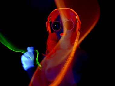 Seksi neon uv kızdırma dansçı