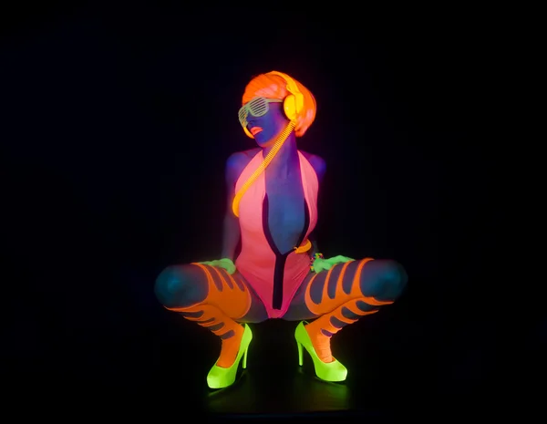 Seksi neon uv kızdırma dansçı