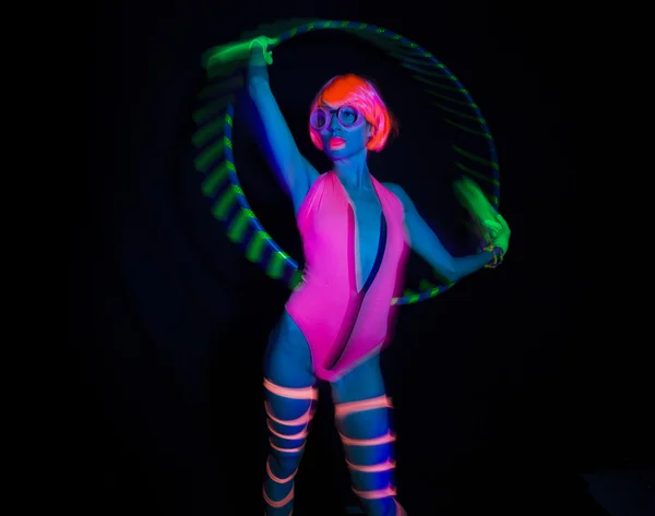 섹시 한 네온 uv 광선 댄서 — 스톡 사진
