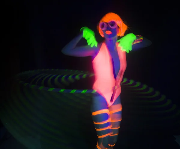 Sexy neon uv záře tanečnice — Stock fotografie