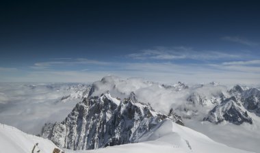 mar bajo la puesta del sol y las nubes