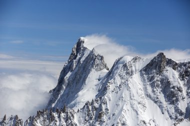 mar bajo la puesta del sol y las nubes