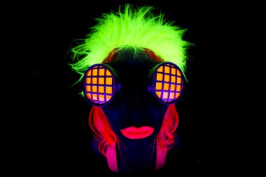 Seksi neon uv kızdırma dansçı 