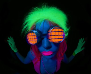 Seksi neon uv kızdırma dansçı 