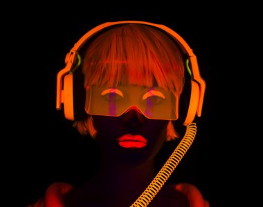 Seksi neon uv kızdırma dansçı 