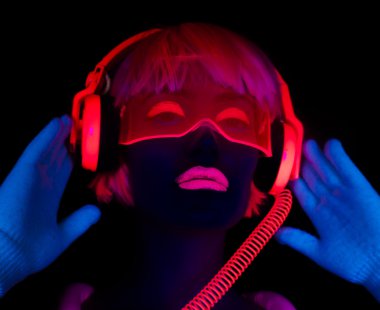 Seksi neon uv kızdırma dansçı 