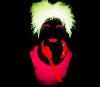 Seksi neon uv kızdırma dansçı 
