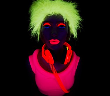 Seksi neon uv kızdırma dansçı 