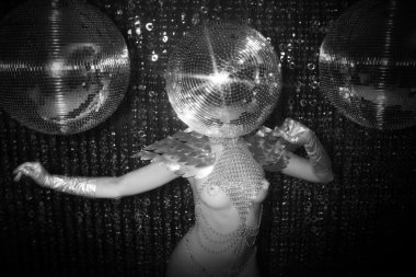 Çarpıcı seksi discoball baş kadın