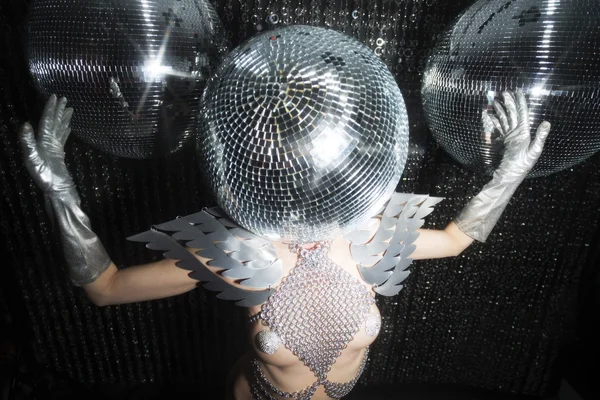 Splendida donna testa discoball sexy — Foto Stock