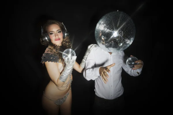 Çarpıcı seksi kadın ve discoball baş adam — Stok fotoğraf