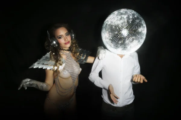 Atemberaubende sexy Frau und Discoball Kopf Mann — Stockfoto