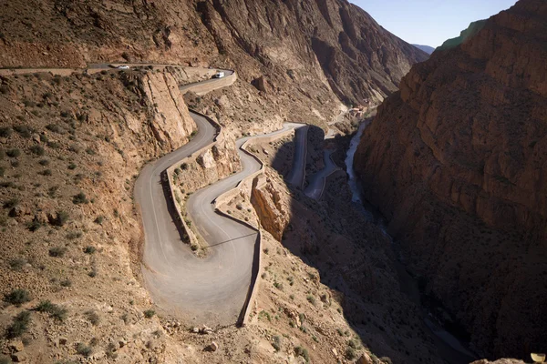 Winderig bergweg in de gorge tijdens — Stockfoto