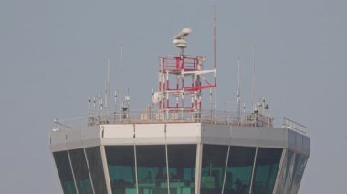 Havaalanındaki hava trafik kontrol kulesini kapatın. 