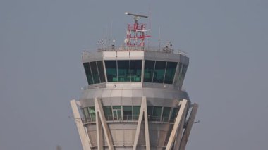 Havaalanındaki hava trafik kontrol kulesini kapatın. 