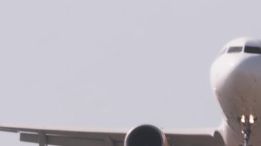 Düşük açılı uçağın yavaş çekimde havalimanına inişi.