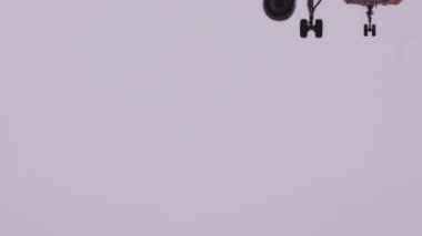 Düşük açılı uçağın yavaş çekimde havalimanına inişi.