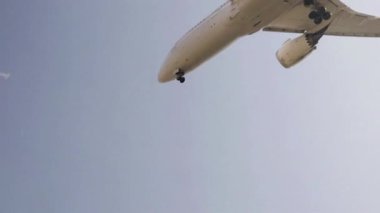 Düşük açılı uçağın yavaş çekimde havalimanına inişi.