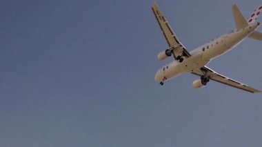 Düşük açılı uçağın yavaş çekimde havalimanına inişi.