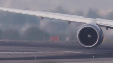 Havaalanındaki uçak pistinde ağır çekimde taksicilik yapıyor.