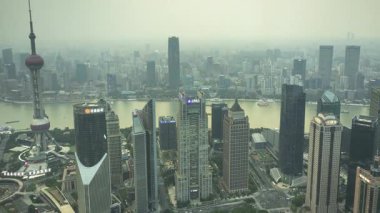 İnanılmaz Şangay şehrinin zaman çizelgesi gün batımında yüksek bir görüş noktasından yükseliyor.