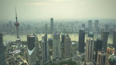 İnanılmaz Şangay şehrinin zaman çizelgesi gün batımında yüksek bir görüş noktasından yükseliyor.