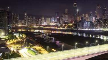 İnanılmaz Chongqing şehrinin zaman çizelgesi gece yüksek bir noktadan gökyüzüne yükseliyor.