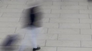 Havaalanındaki insanların telaş çekimleri.