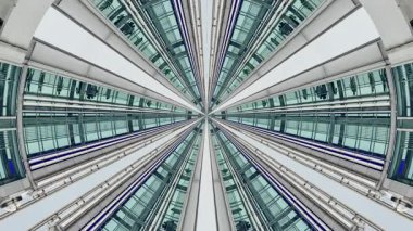 Kuala Lumpur 'daki Petronas kulelerinin yürüme yolu köprüsünün yakın çekim zaman çizelgesi soyut bir desen oluşturdu