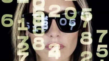 Dijital kod ve verilerle kaplı gözlüklü güzel bir kadın. 