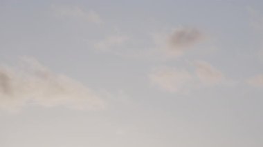 Uçak gün batımında çok yavaş çekimde havaalanına inecek.