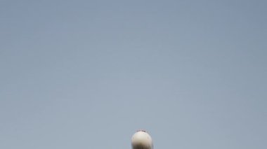 Uçak gün batımında çok yavaş çekimde havaalanına inecek.