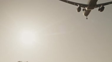 Uçak gün batımında çok yavaş çekimde havaalanına inecek.