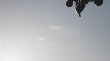 Uçak gün batımında çok yavaş çekimde havaalanına inecek.