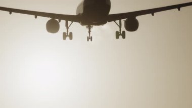 Uçak gün batımında çok yavaş çekimde havaalanına inecek.