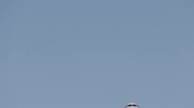 Uçak gün batımında çok yavaş çekimde havaalanına inecek.